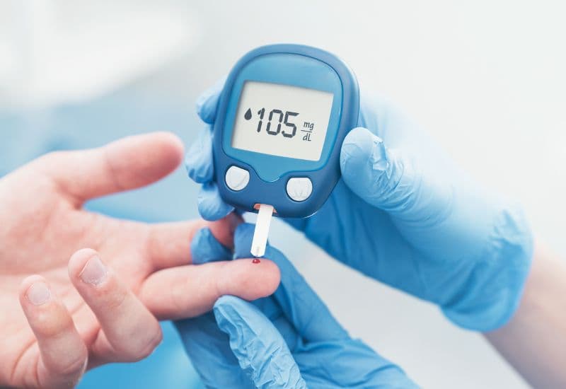 Võng mạc tiểu đường là bệnh lý khiến các mao mạch quanh võng mạc bị tổn thương, nếu để tổn thương nghiêm trọng có thể dẫn đến xuất huyết dịch kính, xuất huyết võng mạc,... và mù lòa vĩnh viễn.