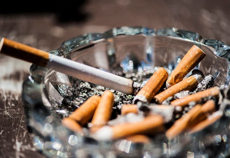 Hút thuốc lá cũng làm tăng nguy cơ mắc bệnh võng mạc tiểu đường.