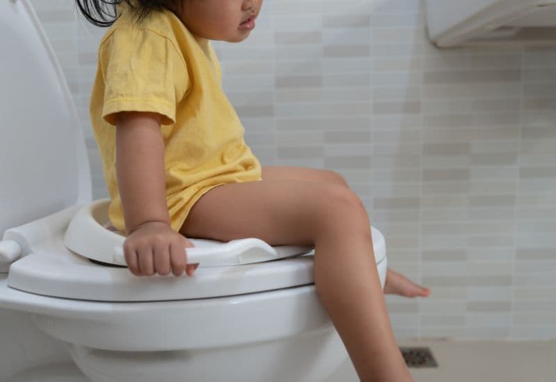 Tiêu chảy là tình trạng đi ngoài phân lỏng từ 3 lần trở lên chỉ trong 24 giờ. Để xác định tiêu chảy cấp thì tính chất phân là đặc điểm cần chú ý hơn so với số lần đi ngoài, bởi đối với trẻ vẫn còn bú mẹ, đi ngoài nhiều lần trong 24 giờ là bình thường.