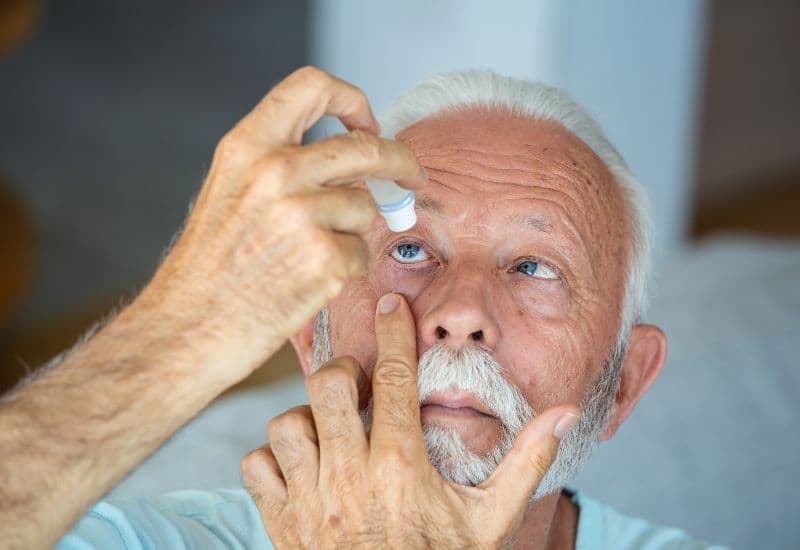 Sử dụng thuốc nhỏ mắt là cách điều trị bệnh glocom trong giai đoạn đầu, với mục đích cải thiện quá trình thoát thủy dịch, giảm thủy dịch trong nhãn cầu.