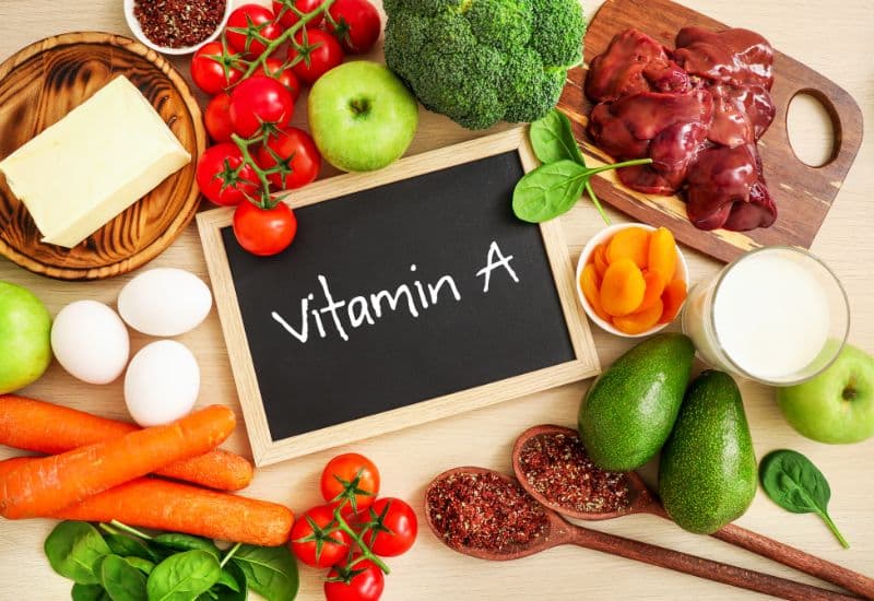 Ăn uống đầy đủ 4 nhóm dinh dưỡng là đạm, chất béo, tinh bột, Vitamin và khoáng chất. Trong đó, tăng cường tiêu thụ các Vitamin và khoáng chất tốt cho sức khỏe thị giác như kẽm, Vitamin A, C, E…