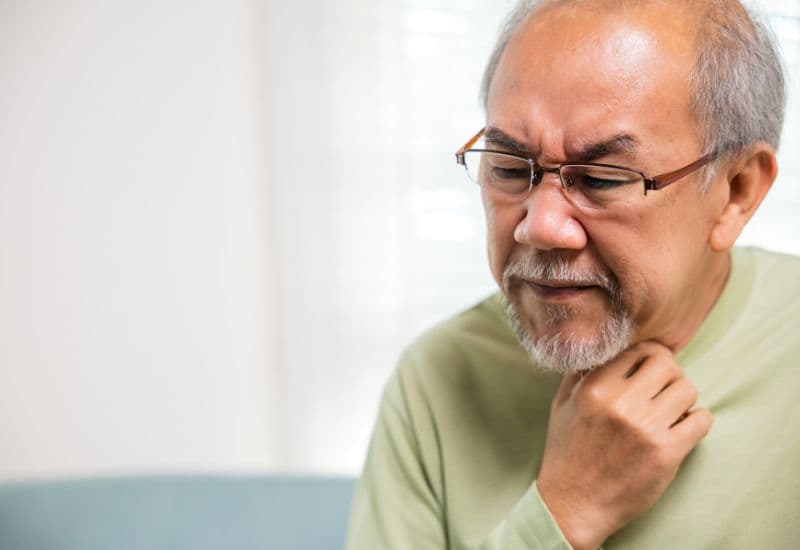 Khàn tiếng là triệu chứng chính của bệnh lý hạt xơ dây thanh.