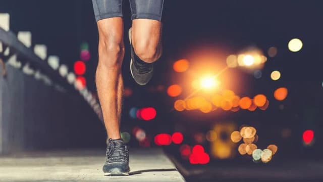 Chạy bộ vào buổi tối: Nên hay không?