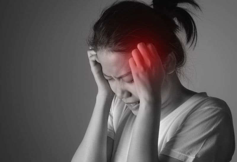 Trong trường hợp viêm tai xương chũm biến chứng, người bệnh có thể đau đầu dữ dội, phù nề mắt…