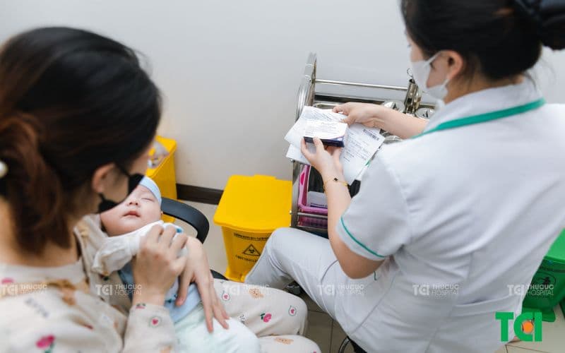 chích ngừa cho trẻ tại phòng tiêm chủng Thu Cúc TCI