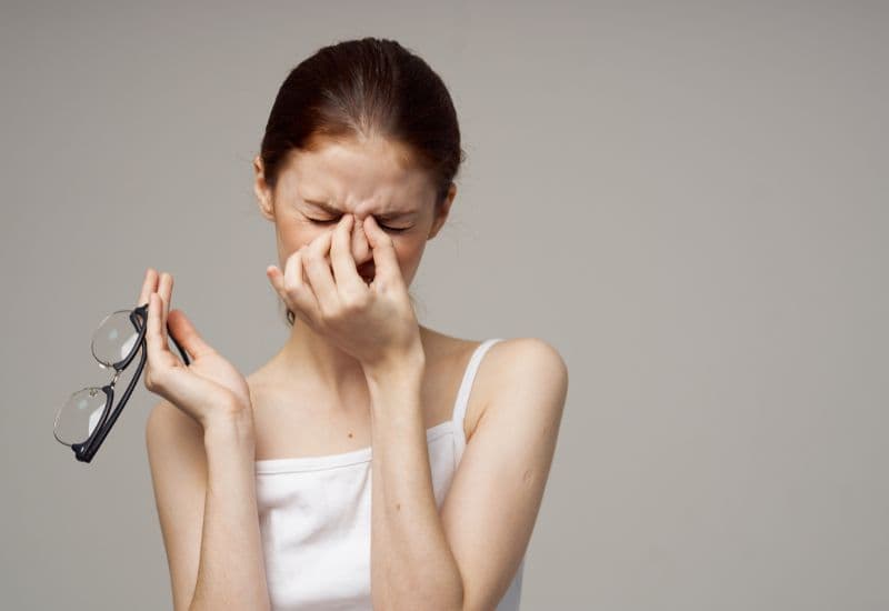 Cận thị, viễn thị và loạn thị làm tăng nguy cơ lác mắt.