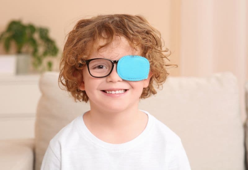 Khi mắt lành bị che, mắt lác buộc phải hoạt động để nhìn, từ đó cải thiện thị lực và giảm tình trạng lác.