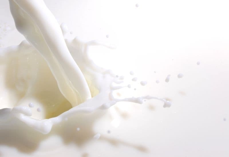 Đối với trẻ còi xương đã ăn dặm, cho trẻ tiêu thụ thực phẩm giàu Canxi như sữa, cua, tôm, cá… Chế biến thức ăn cho trẻ còi xương với dầu; bởi Vitamin D tan trong dầu, thiếu dầu, cơ thể không hấp thu Vitamin D.