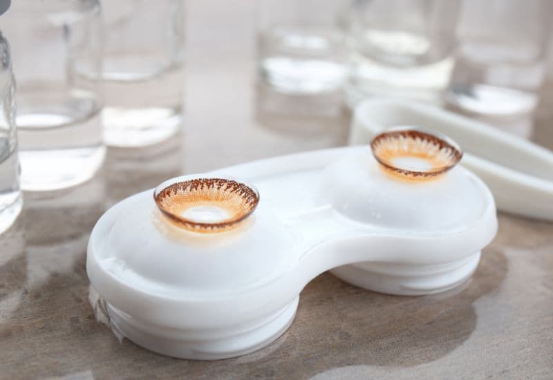 Ngừng trang điểm và đeo kính áp tròng khi đang có đau mắt đỏ. Thay đồ trang điểm và kính áp tròng đã sử dụng trước khi có đau mắt đỏ.