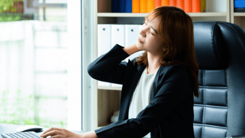 Làm việc trên máy tính có thể gây áp lực lên cột sống, dẫn đến tình trạng hao mòn sớm và quá trình lão hoá của cột sống cổ.