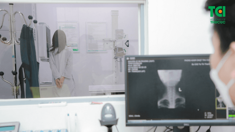 Chụp X-quang phát hiện các bất thường.