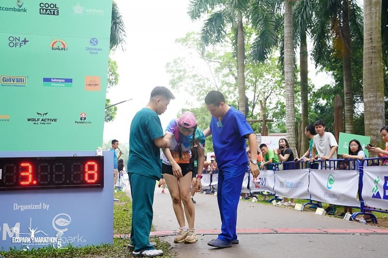 Nữ VĐV bị ngã trên đường chạy ngay lập tức được các bác sĩ hỗ trợ