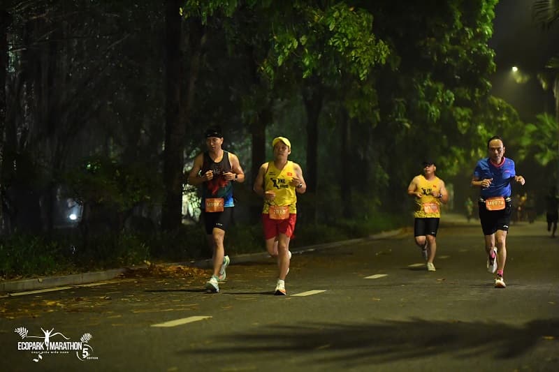 Cơn mưa rào trước ngày diễn ra giải chạy khiến đường trơn, gây ít nhiều bất lợi cho các VĐV