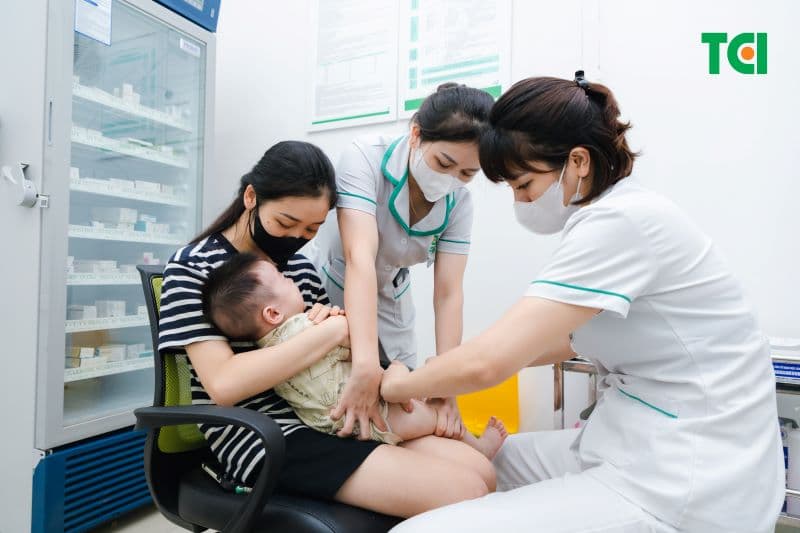 Cha mẹ nên đưa trẻ đi tiêm đúng lịch để bảo vệ toàn diện nhất.