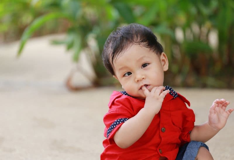 Ở người bệnh lác, hai mắt nhìn hai hướng khác nhau, tế bào que của hai mắt thu được hai hình ảnh khác nhau. Hai hình ảnh đó cũng được chuyển đến não. Nếu người bệnh lác là trẻ em, não sẽ loại bỏ hình ảnh thu được bởi mắt lác. Theo thời gian, mắt lác của trẻ sẽ bị nhược thị. 