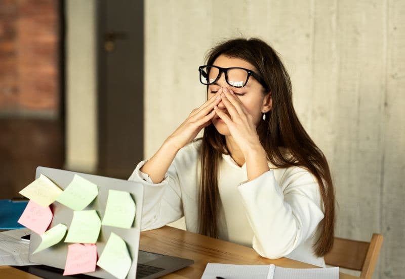 Lác là bệnh lý dễ nhận biết. Người bệnh có thể dễ dàng phát hiện tình trạng hai mắt nhìn hai hướng khác nhau của mình qua gương. Ngoài ra, lác thường đi kèm với một số triệu chứng khác. Ví dụ như người bệnh thường nghẹo cổ, để khắc phục khó khăn của não trong điều chỉnh hình ảnh không cân xứng từ hai mắt. Người bệnh cũng thường xuyên mỏi mắt, nhức mắt, khả năng tập trung kém…