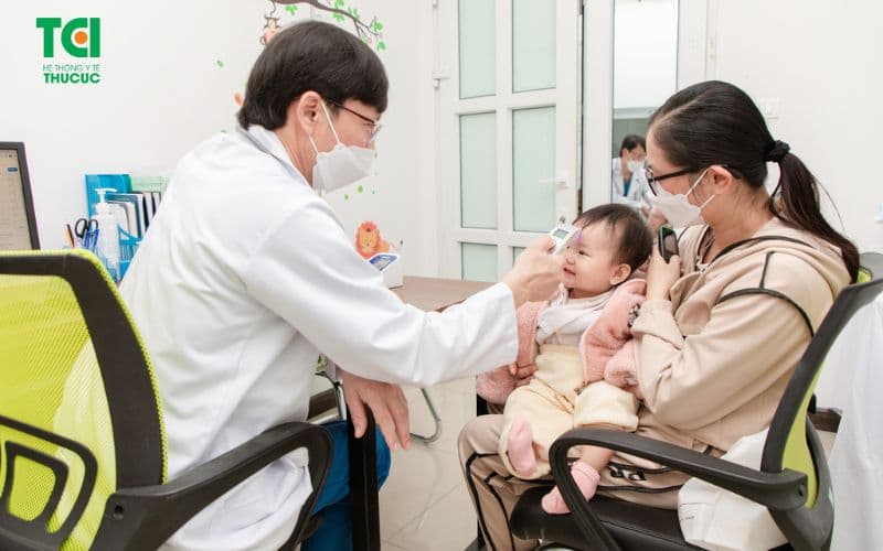 Sởi thường bắt đầu với các triệu chứng nhẹ kèm theo ho, chảy nước mũi, đau cổ họng... - lịch tiêm ngừa cho trẻ