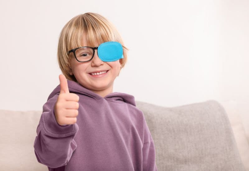 Liệu pháp thị giác bao gồm các bài tập giúp cải thiện khả năng phối hợp hoạt động hai mắt, nhận thức hình ảnh đa chiều và thị lực. 