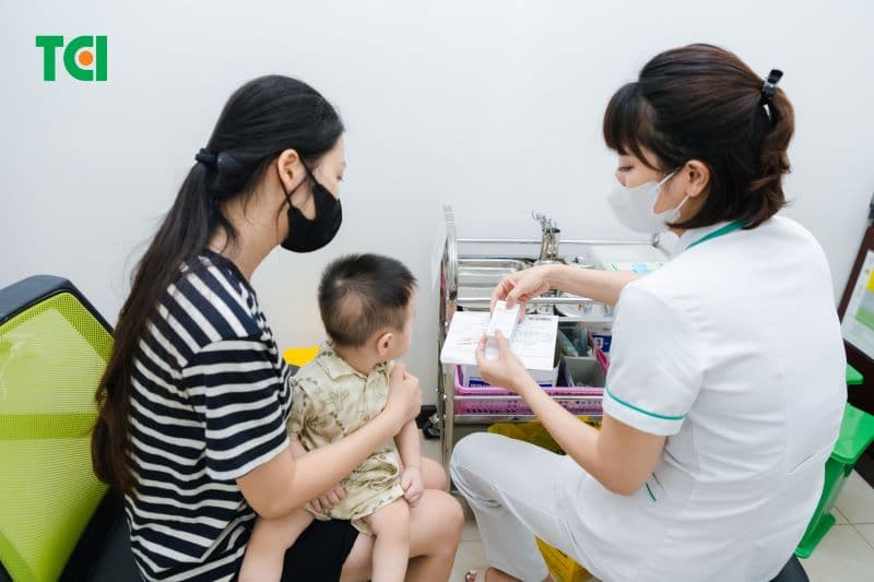 Nên cho trẻ đi tiêm mũi thủy đậu để bảo vệ con khỏi căn bệnh này.