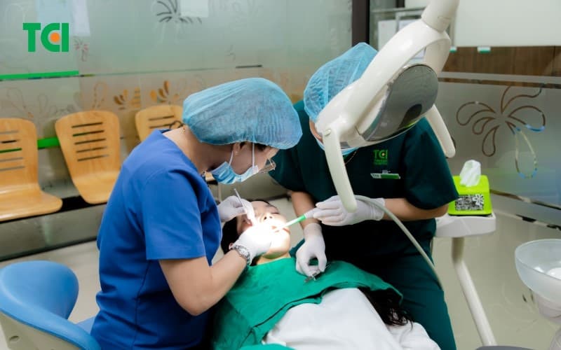 Thực hiện phương pháp loại bỏ cao răng