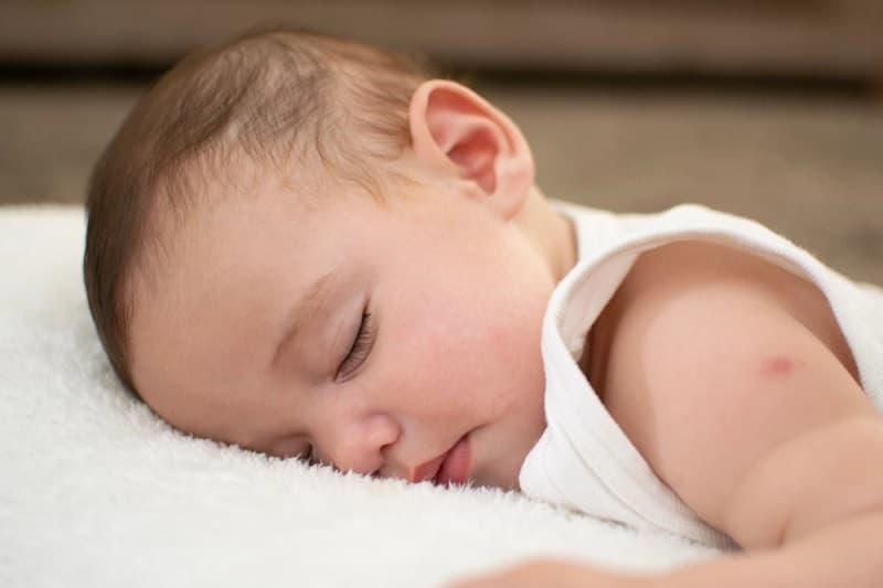 Sưng, đau và đỏ chỗ tiêm là phản ứng thông thường nhất sau khi tiêm chủng