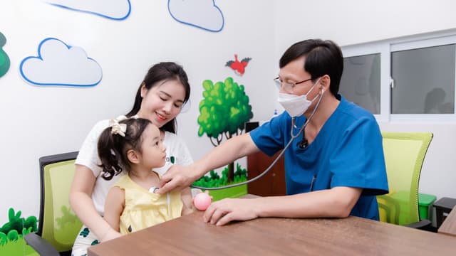 Hướng dẫn theo dõi sau tiêm chủng cho bé đầy đủ và an toàn