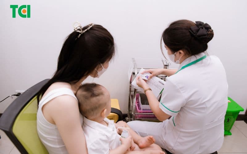 tiêm vacxin cho bé mang lại hiệu quả cao trong việc phòng ngừa viêm màng não do não mô cầu