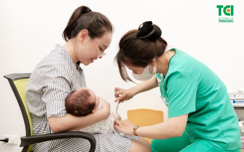 Trẻ sẽ được phòng 6 bệnh trong cùng một mũi tiêm - tiêm vacxin cho trẻ em