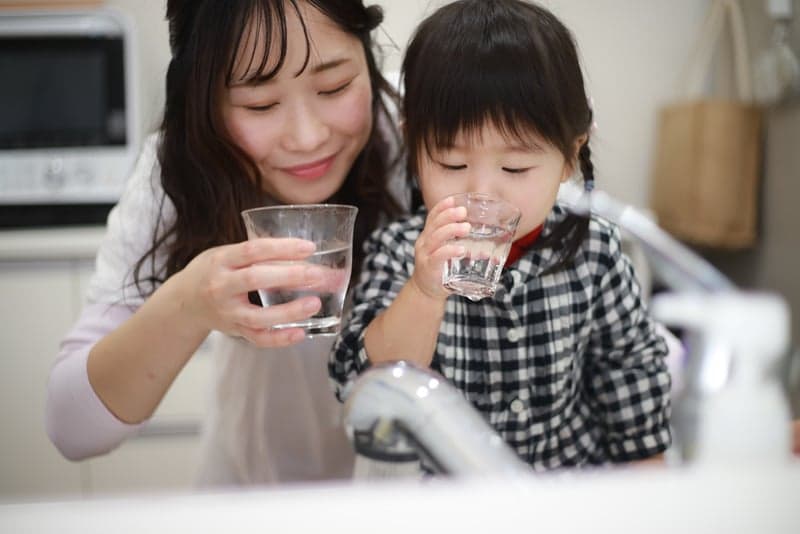 Cần bổ sung đủ nước cho trẻ nếu trẻ bị tiêu chảy sau khi tiêm vacxin