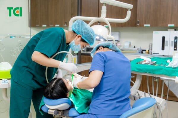 Phương pháp trám răng cửa bị sâu có đau không?