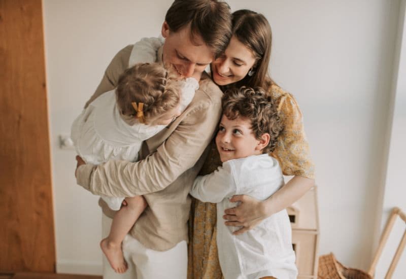 Nếu trẻ em biếng ăn do tâm lý, bố mẹ cần tạo không khí thoải mái trong gia đình, đặc biệt là trong ăn uống.