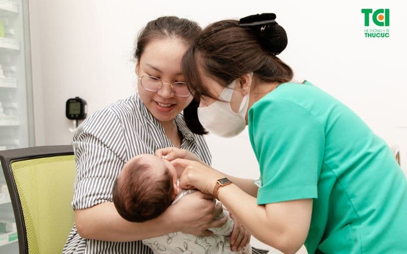 Theo dõi sau khi tiêm vắc xin cho trẻ em ít nhất 30 phút tại cơ sở tiêm chủng