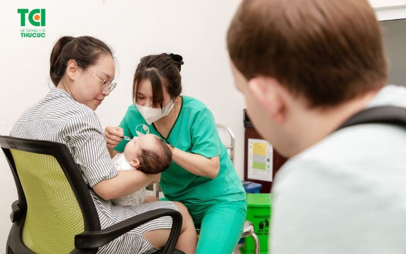 Nhỏ vacxin cho trẻ phòng bệnh tiêu chảy do virus Rota gây ra