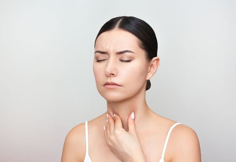 Luôn ngứa, vướng, khô họng là một triệu chứng viêm họng hạt.