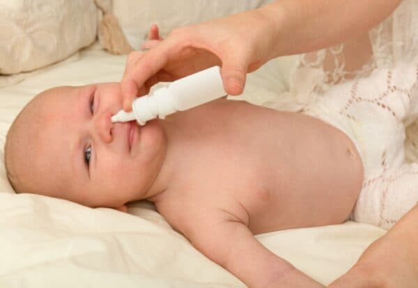 Vệ sinh mũi bằng nước muối sinh lý 0.9% để cải thiện triệu chứng sổ mũi, nghẹt mũi.