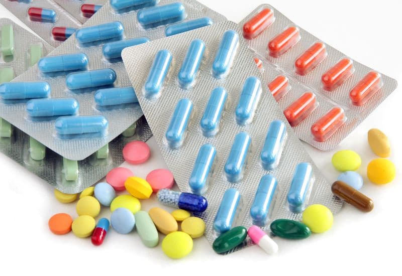 Bác sĩ có thể kê thuốc kháng sinh, thuốc giảm đau hạ sốt hoặc thuốc nhỏ tai cho trẻ.