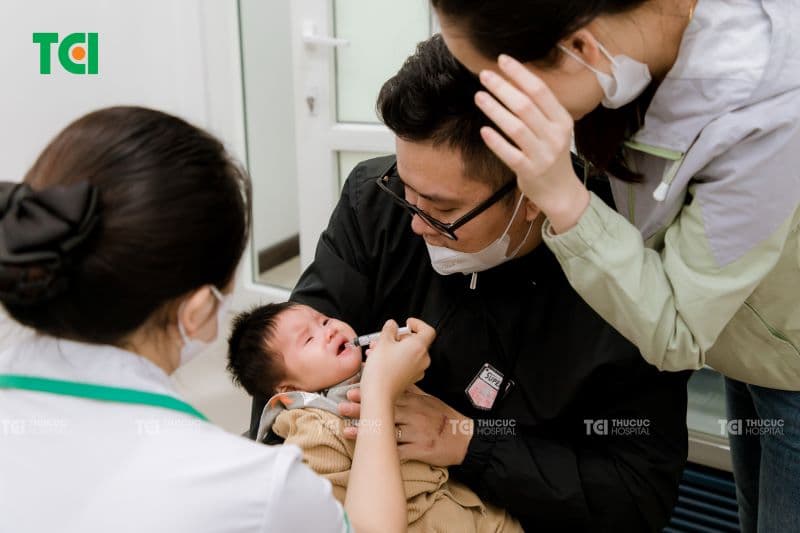 Cha mẹ ghi nhớ lịch tiêm để tiêm phòng cho con đầy đủ nhất.