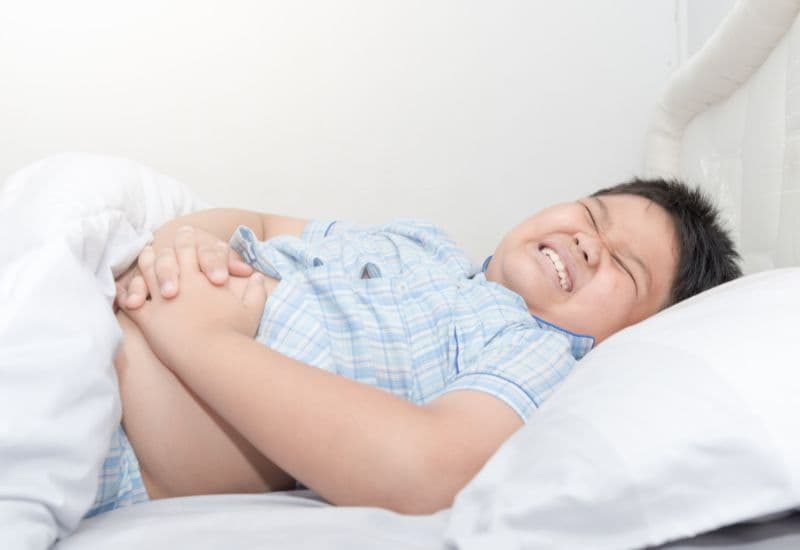 Trẻ tiêu chảy còn có thể đau bụng, nôn, khô miệng, khóc không ra nước mắt, mắt trũng, da nhăn nheo, tiểu ít, sốt…