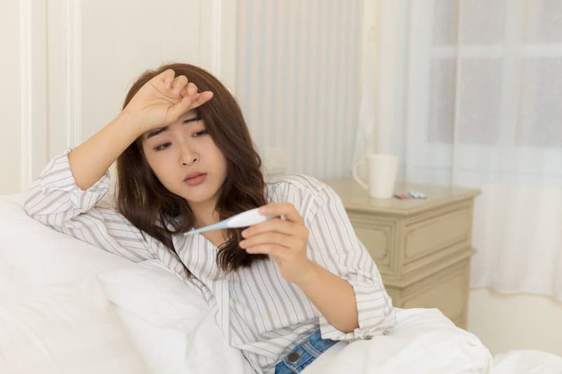 Sốt nhẹ là phản ứng thường gặp sau khi tiêm vắc xin