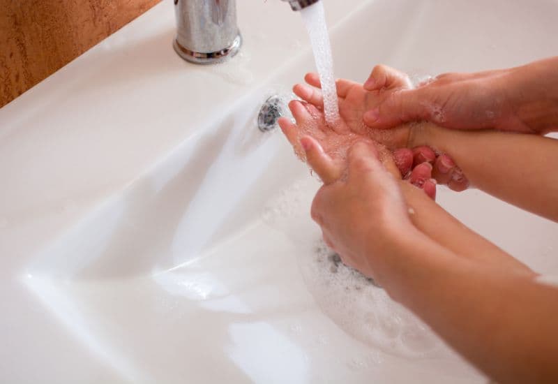 Hướng dẫn chăm sóc trẻ bị tay chân miệng.