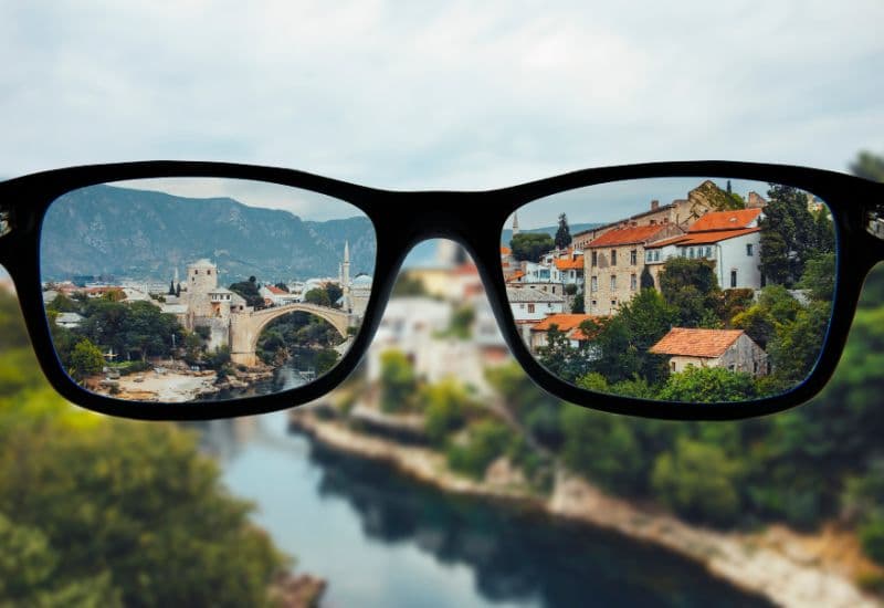 Cận thị là tật khúc xạ xuất hiện khi ánh sáng hội tụ trước võng mạc thay vì trên võng mạc, dẫn đến tình trạng nhìn xa mờ nhưng nhìn gần vẫn rõ.