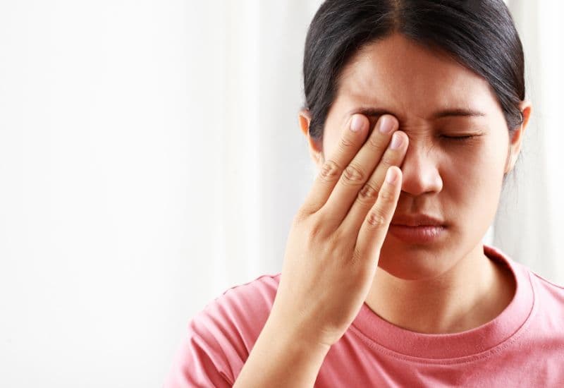 Mỏi mắt, nhức đầu sau khi tập trung nhìn gần trong thời gian dài là dấu hiệu nhận biết viễn thị.