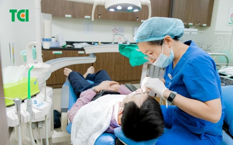 Thực hiện dán sứ Veneer 2 răng cửa