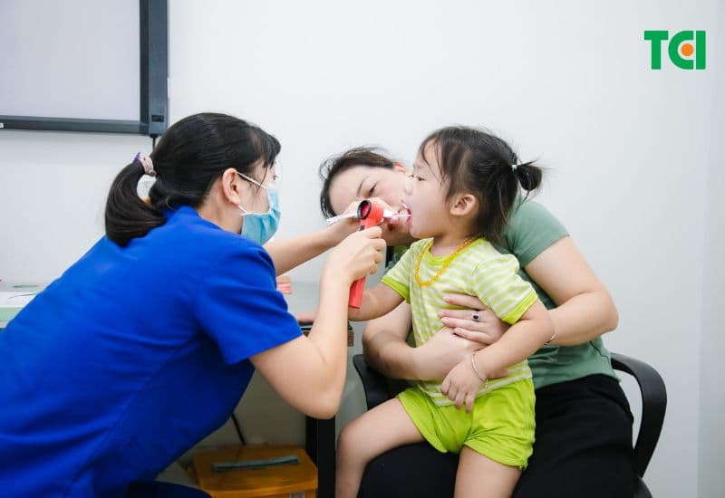 Thủy đậu chủ yếu được chẩn đoán dựa trên các dấu hiệu lâm sàng và dựa trên việc trẻ đã tiêm vắc xin thủy đậu hay đã mắc thủy đậu hay chưa. Ngoài ra, bác sĩ cũng có thể chỉ định trẻ thực hiện một số xét nghiệm cận lâm sàng để củng cố chẩn đoán của mình.