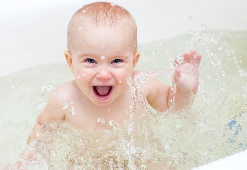 Tắm hoặc lau người cho trẻ mỗi ngày bằng nước ấm, thao tác nhẹ nhàng để không làm vỡ các phỏng nước của trẻ.