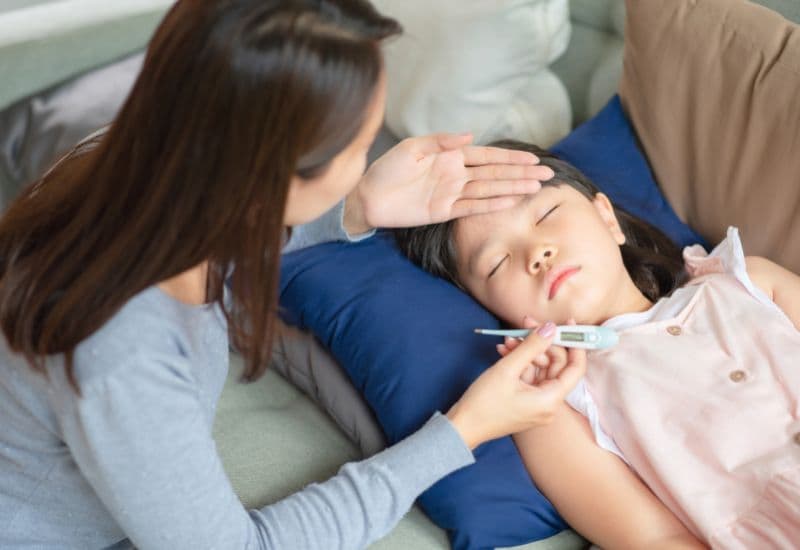 Trẻ viêm tai giữa còn có thể sốt cao (39 - 40 độ C), đau đầu, nôn/trớ, tiêu chảy…