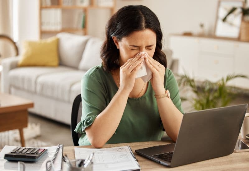 Chảy mũi có thể là dịch lỏng, trắng, vàng hoặc xanh lá cây, tùy thuộc vào nguyên nhân gây bệnh và mức độ nghiêm trọng của viêm xoang.