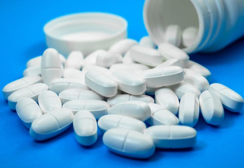 5+ thuốc thường được kê trong đơn thuốc viêm phế quản là thuốc kháng virus, thuốc kháng sinh, thuốc chống viêm corticosteroids, thuốc giảm đau hạ sốt, thuốc giảm ho, thuốc long đờm, thuốc giãn phế quản, thuốc kháng histamin…