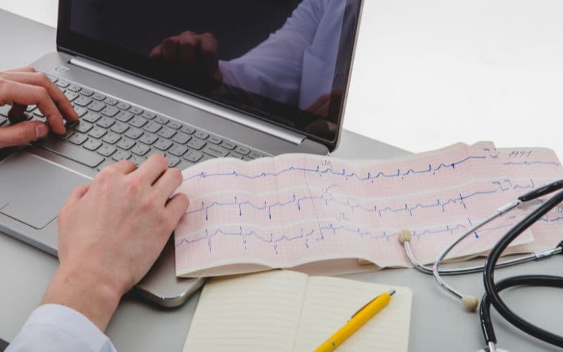 Điện tâm đồ hay gọi là máy điện tim (gọi tắt là ECG) là một đồ thị ghi lại tần số, nhịp độ tim.