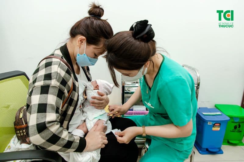 Có rất nhiều lợi ích khi mang trẻ đi tiêm phòng.